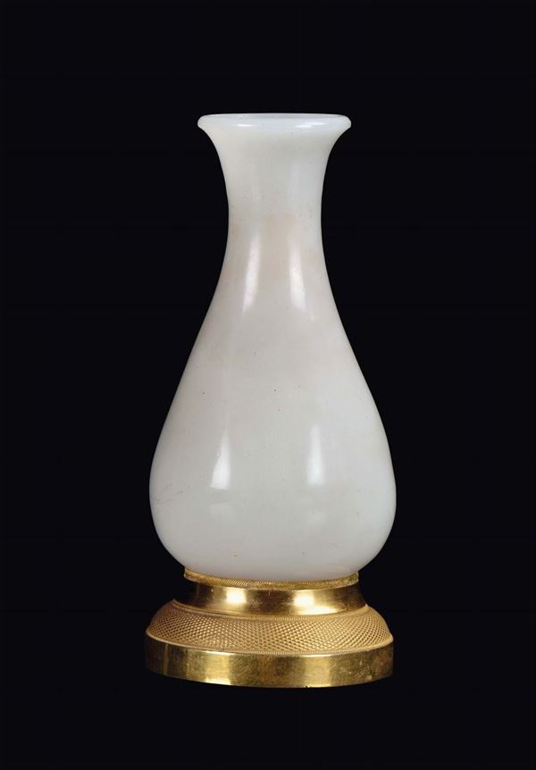Small white jade Meiping vase, China, Qing Dynasty, Qianlong Period (1736-1795) mounted on a gilt bronze base, h cm 13,5
