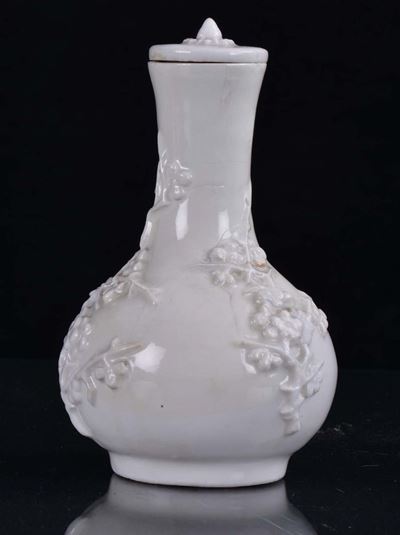 Vasetto con Coperchio in Porcellana Blanc De Chine, Dehua, Cina, Dinastia Qing, Fine del XVII Sec...