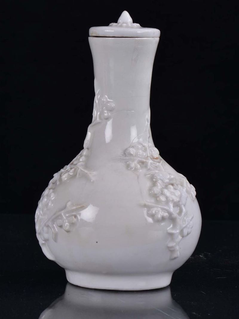 A small Blanc de Chine porcelain capped vase, Dehua, China, Qing Dynasty, end of 17th centuryRelief flowery branch decoration  - Auction Fine Chinese Works of Art - Cambi Casa d'Aste