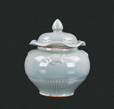 Piccola Potiche in Porcellana Celadon con Coperchio con Carpe a Rilievo, Cina, Dinastia Yuan (127...