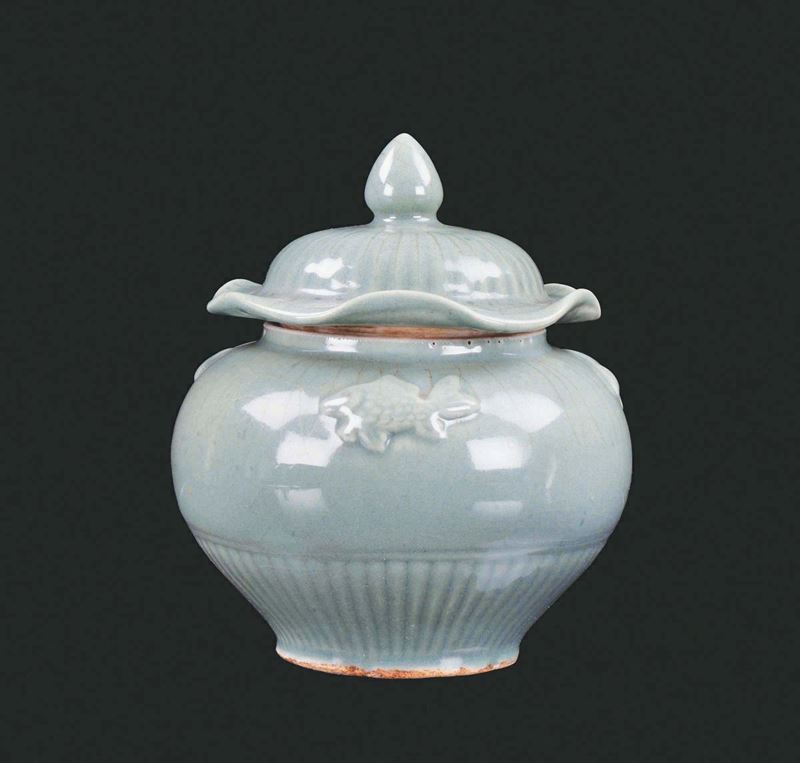 Piccola potiche in porcellana Celadon con coperchio con carpe a rilievo, Cina, Dinastia Yuan (1279-1368)  - Asta Chinese Works of Art - Cambi Casa d'Aste