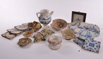 Insieme Oggetti e di Frammenti in Maiolica