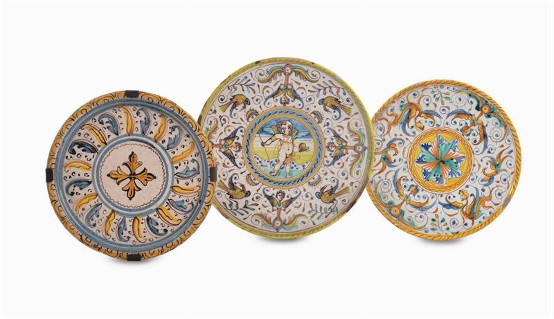 Tre alzate diverse in maiolica, Deruta XVII secolo  - Auction The Collestions of a Fine Bolognese Art Connoisseur - Cambi Casa d'Aste
