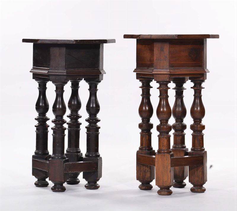 Due tavolini diversi con gambe a rocchetto  - Asta La Dimora di un Conoscitore Bolognese - Cambi Casa d'Aste