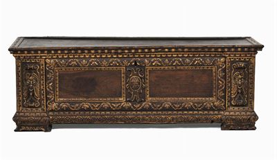 Cassone in Noce Scolpito e Lumeggiato D'oro, XVII Secolo