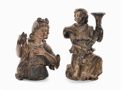 Due Angeli Reggicornucopia Diversi in Legno Intagliato, XVII Secolo