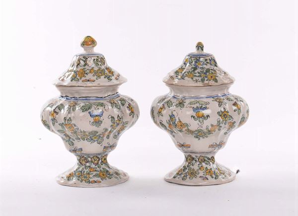 Coppia di vasi in maiolica, XVIII secolo