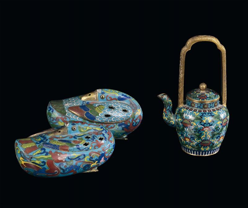 Due papere, una teiera e un vasetto in smalto cloisonné, Cina, Dinastia Qing, XIX secolo  - Asta Fine Chinese Works of Art - Cambi Casa d'Aste