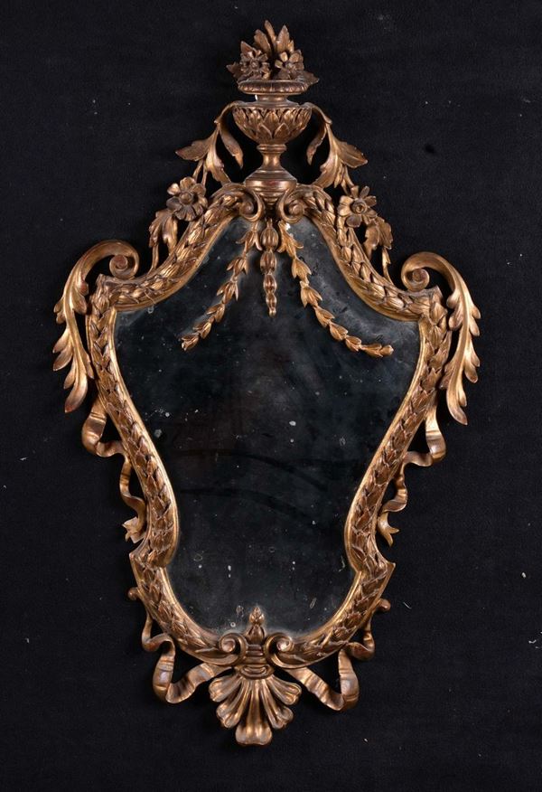 Coppia di specchierine in stile Luigi XVI dorate