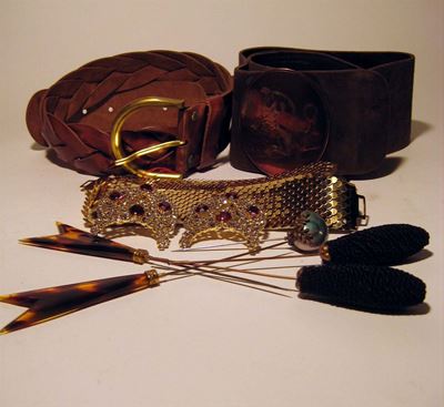 Lotto di Tre Cinture da Donna e Cinque Spilloni da Cappello