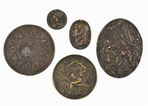 Cinque placche in bronzo con soggetti diversi, fine XIX secolo
