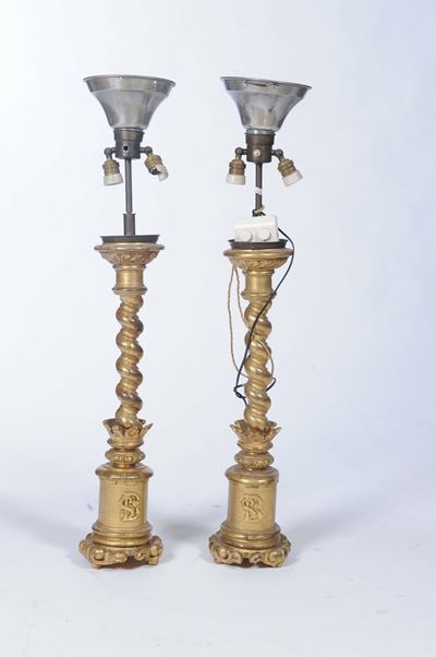 Coppia di Candelieri a Torciglione Dorati con Monogramma Bs