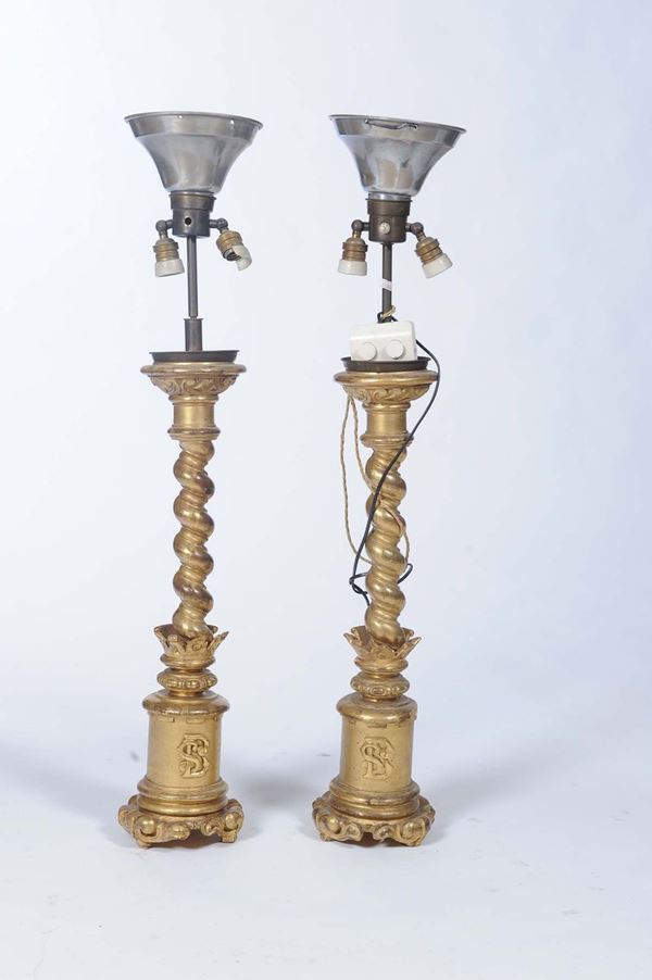 Coppia di candelieri a torciglione dorati con monogramma BS