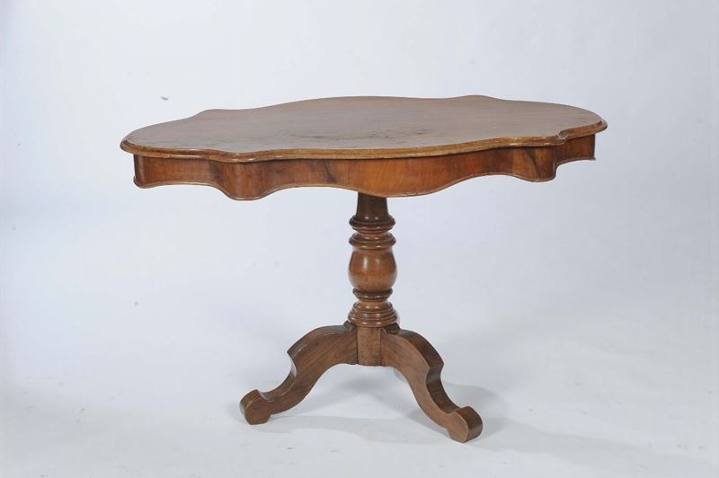 Tavolino in noce a biscotto con piano sagomato, XIX secolo  - Asta Antiquariato e Dipinti Antichi - II - Cambi Casa d'Aste