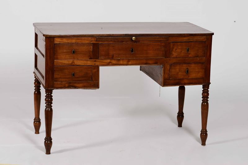 Scrivania in noce con gambe tornite, XIX secolo  - Auction Furniture | Cambi Time - Cambi Casa d'Aste