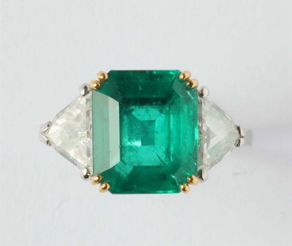 A colombian emerald weighing ct 5,10 and diamond ring. Accompanied by R.A.G laboratory report
