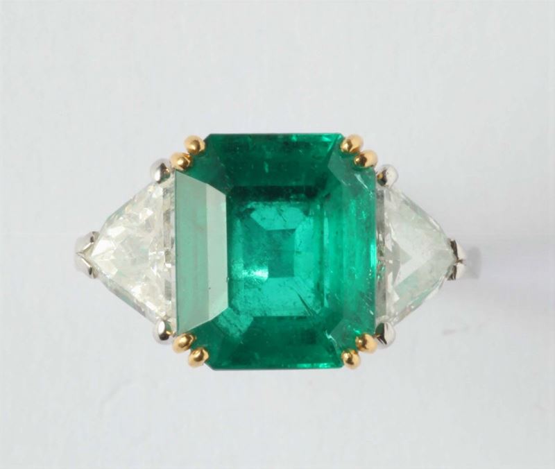 A colombian emerald weighing ct 5,10 and diamond ring. Accompanied by R.A.G laboratory report  - Auction Silver, Watches, Antique and Contemporary Jewelry - Cambi Casa d'Aste