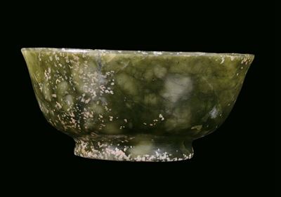 Ciotola in Giada Verde di Gusto Arcaico, Cina, XX Secolo