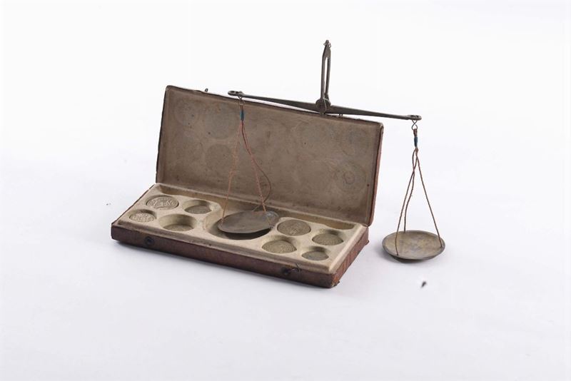 Peso per metalli preziosi e 8 pesini (scatola originale)  - Auction OnLine Auction 11-2012 - Cambi Casa d'Aste