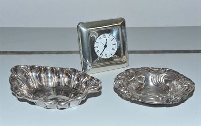 Orologio e Due Piccoli Centrotavola Diversi in Sterling