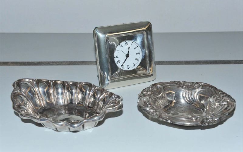 Orologio e Due Piccoli Centrotavola Diversi in Sterling