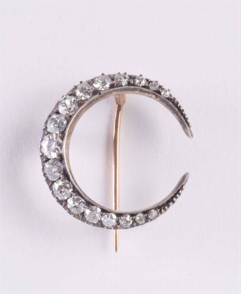 Spilla con diamanti a forma di mezza luna  - Auction Silvers, Ancient and Contemporary Jewels - Cambi Casa d'Aste