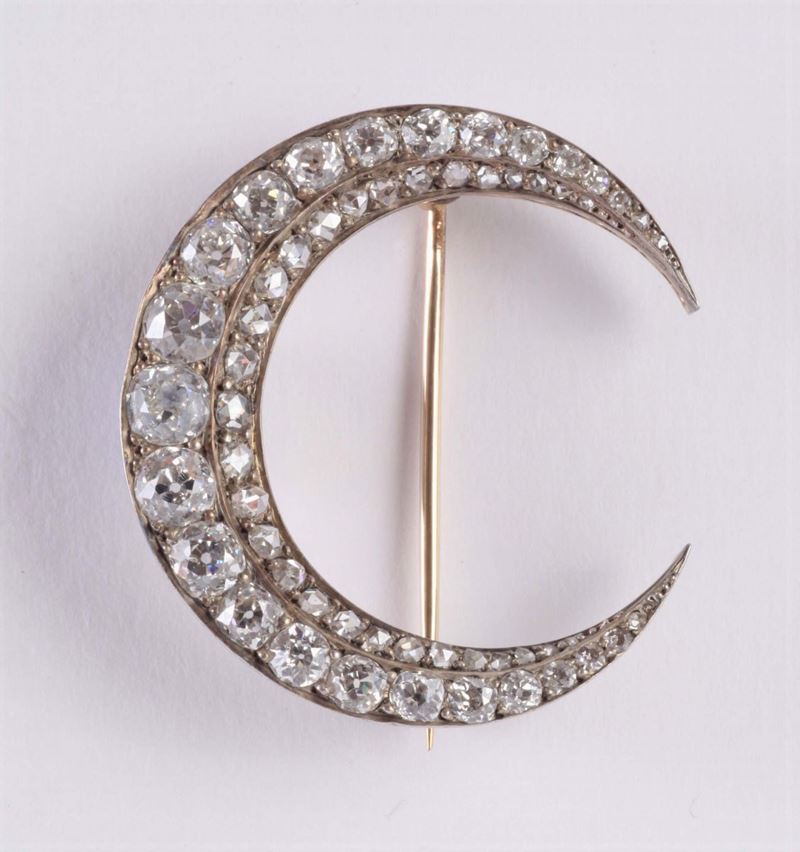 Spilla a forma di mezza luna con diamanti  - Auction Silvers, Ancient and Contemporary Jewels - Cambi Casa d'Aste