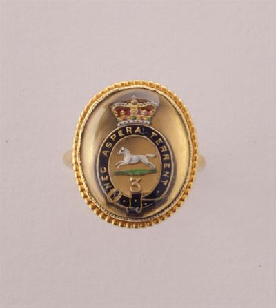 Anello Regimenthal con Cristallo di Rocca e Smalti