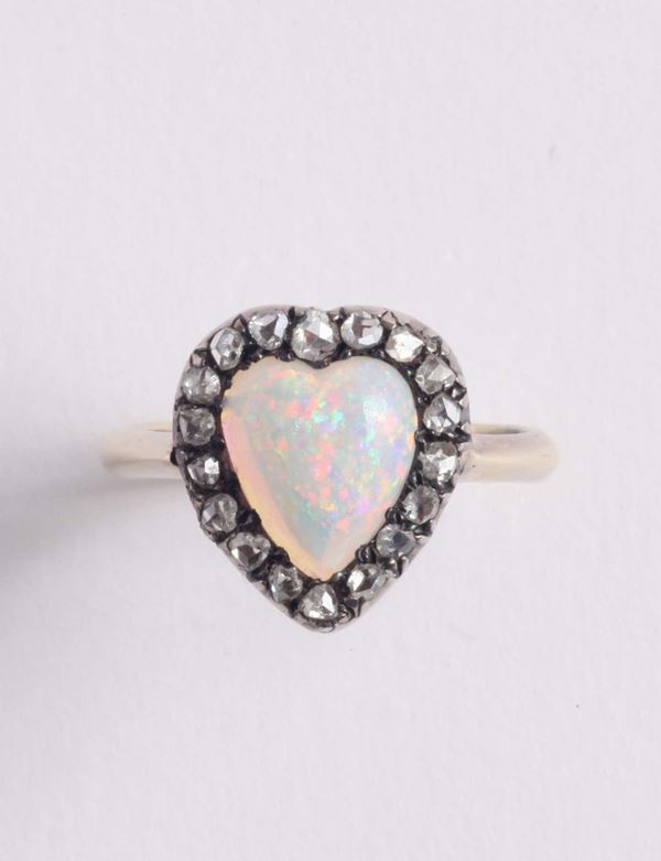 Anello con opale taglio cuore e diamanti a contorno