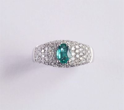 Anello con Pavé di Diamanti e Smeraldo Centrale