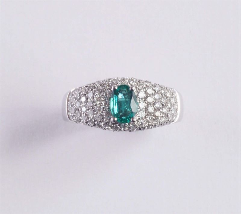 Anello con pavé di diamanti e smeraldo centrale  - Auction Silvers, Ancient and Contemporary Jewels - Cambi Casa d'Aste