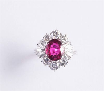 Anello con Rubino di Ct 2,65 e Diamanti a Contorno