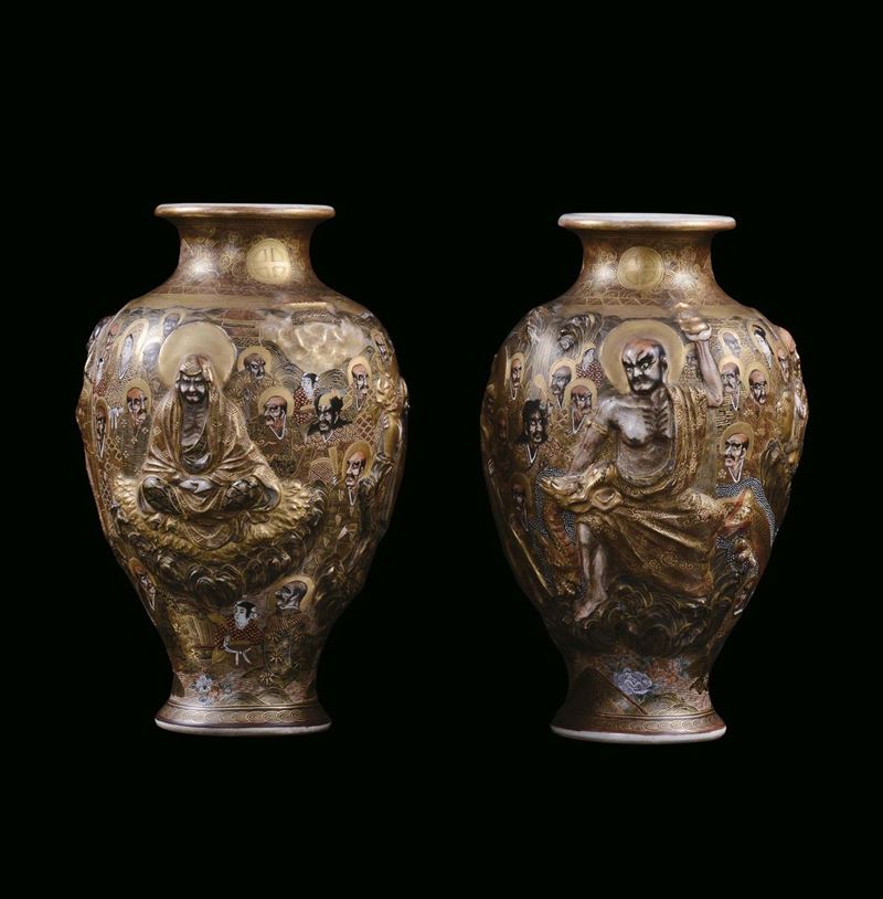 Coppia di vasi Satsuma con decorazione a rilievo su fondo oro, Giappone XIX secolo  - Asta Antiquariato e Dipinti Antichi - II - Cambi Casa d'Aste