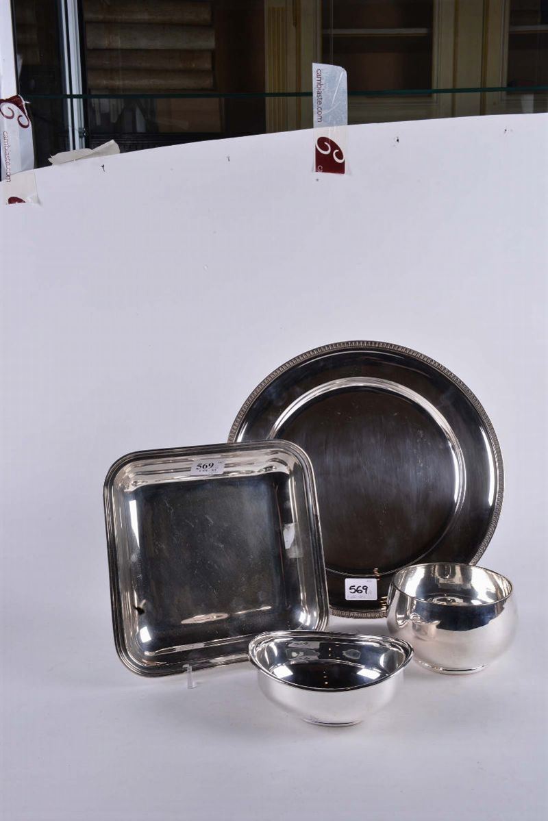 Quattro vassoi di forme e misure diverse in argento  - Asta Argenti e Gioielli Antichi e Contemporanei - Cambi Casa d'Aste