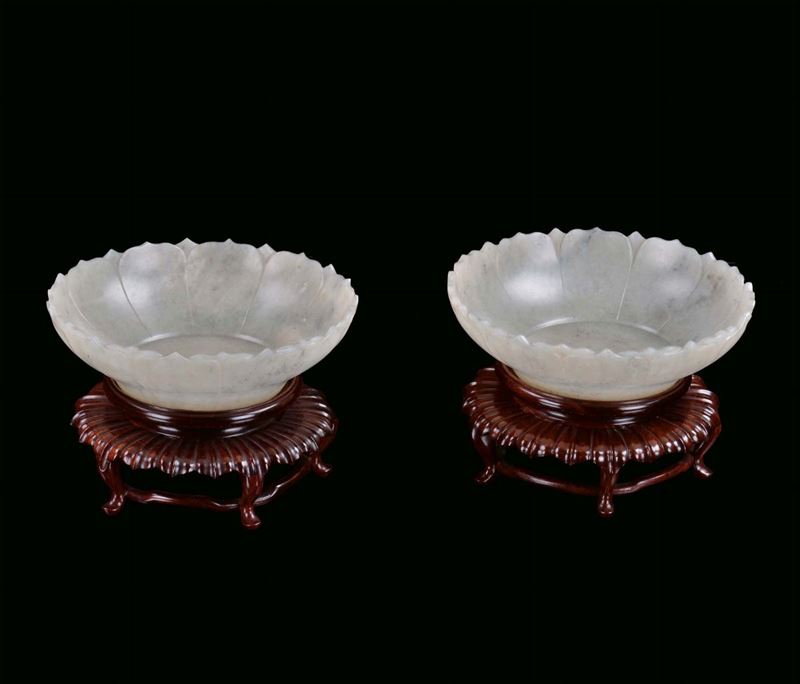 Pair of small white jade Mogul cups with shaped rim, China, 20th century Carved wooden base, diameter cm 14,5  - Auction Fine Chinese Works of Art - Cambi Casa d'Aste
