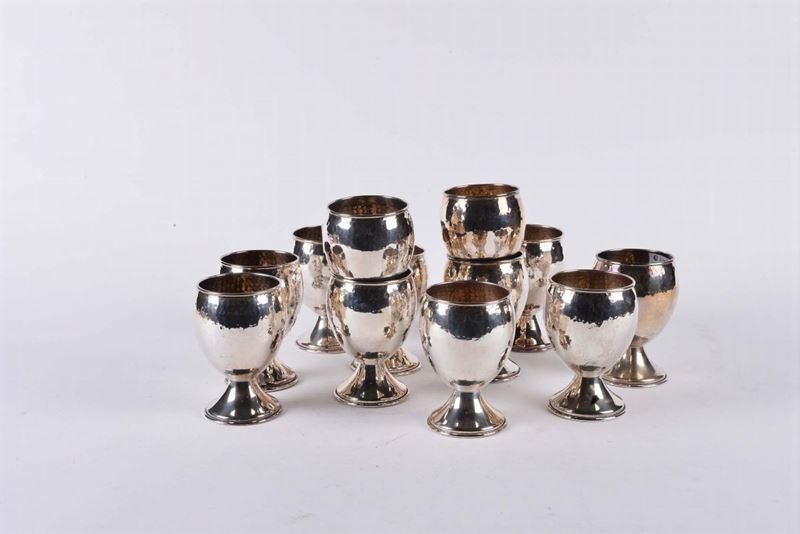 Lotto di dodici bicchieri in argento fuso e sbalzato  - Asta Argenti e Gioielli Antichi e Contemporanei - Cambi Casa d'Aste