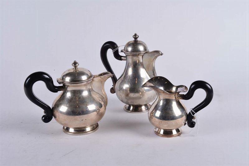 Servito di tre pezzi in argento di gusto settecentesco, argentiere Miracoli, Mlano XX secolo  - Asta Argenti e Gioielli Antichi e Contemporanei - Cambi Casa d'Aste