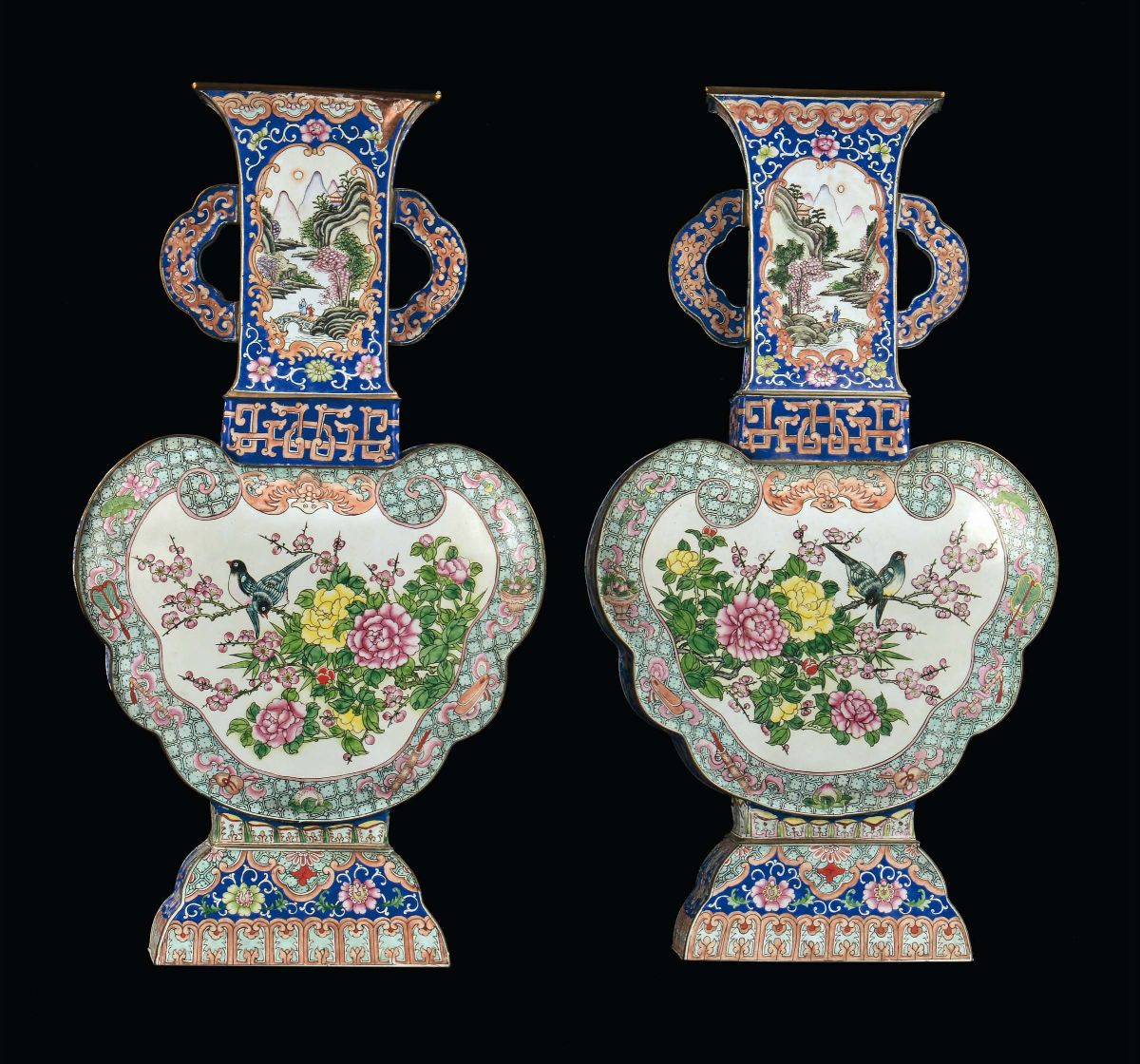 Coppia di Vasi in Metallo Smaltato Canton con Paesaggi e Decori Vegetali, Cina, Dinastia Qing, XI...
