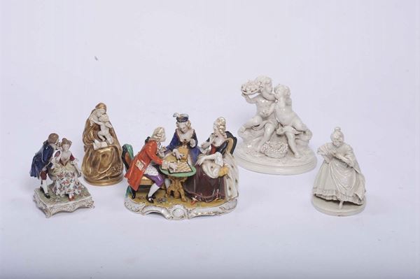 Insieme di cinque statuine in porcellana diverse