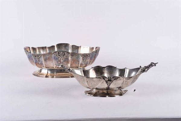 Due centrotavola in argento sbalzato di forma ovale, uno con punzoni del ventennio fasciasta