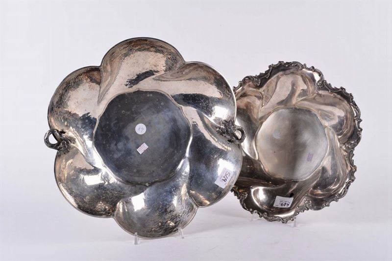 Due centrotavola in argento sbalzato  - Asta Argenti e Gioielli Antichi e Contemporanei - Cambi Casa d'Aste
