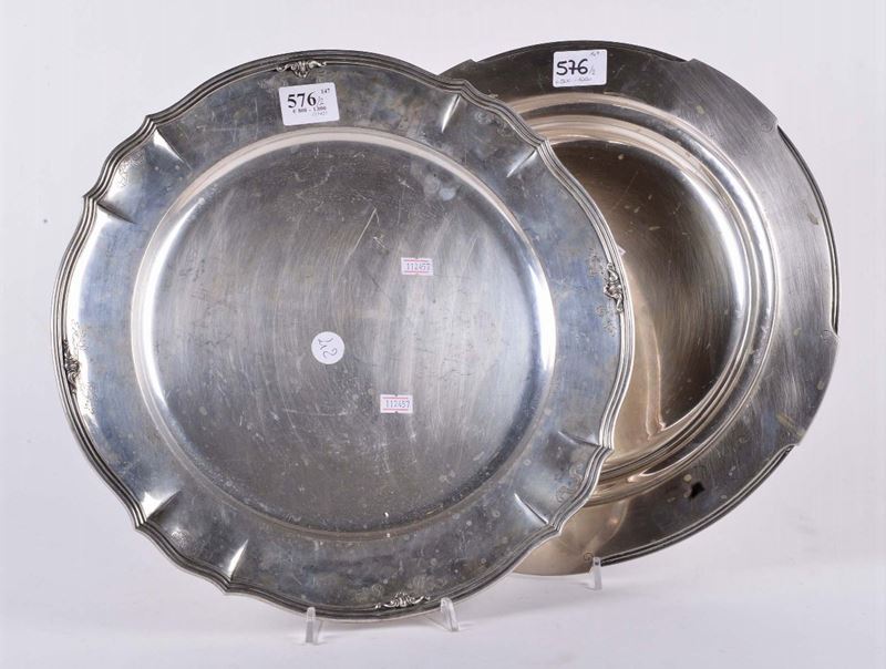 Due piatti grandi diversi in argento  - Asta Argenti e Gioielli Antichi e Contemporanei - Cambi Casa d'Aste