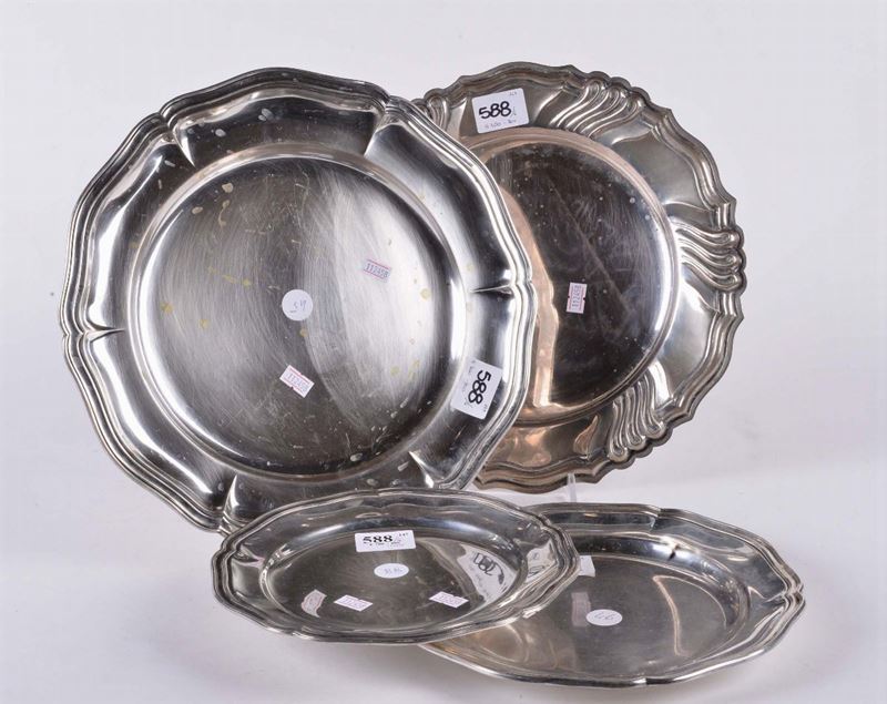 Quattro piatti diversi in argento  - Asta Argenti e Gioielli Antichi e Contemporanei - Cambi Casa d'Aste