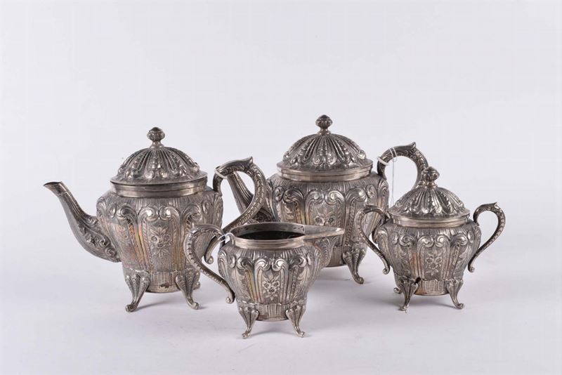 Servito da tè e caffè in argento sbalzato  - Asta Argenti e Gioielli Antichi e Contemporanei - Cambi Casa d'Aste