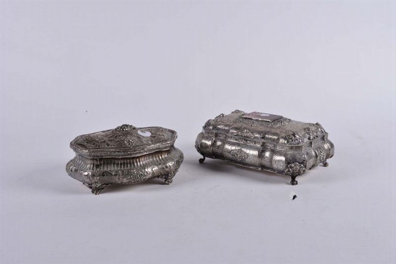 Due scatole in argento sbalzato  - Asta Argenti e Gioielli Antichi e Contemporanei - Cambi Casa d'Aste