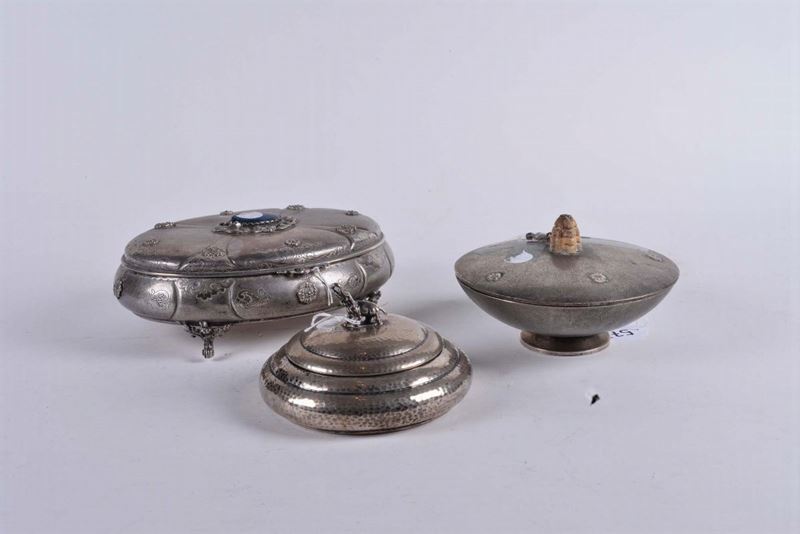 Tre scatole in argento sbalzato  - Asta Argenti e Gioielli Antichi e Contemporanei - Cambi Casa d'Aste