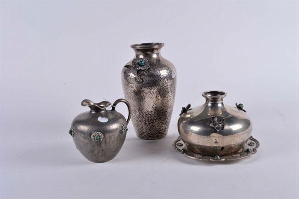 Tre vasi diversi in argento con pietre