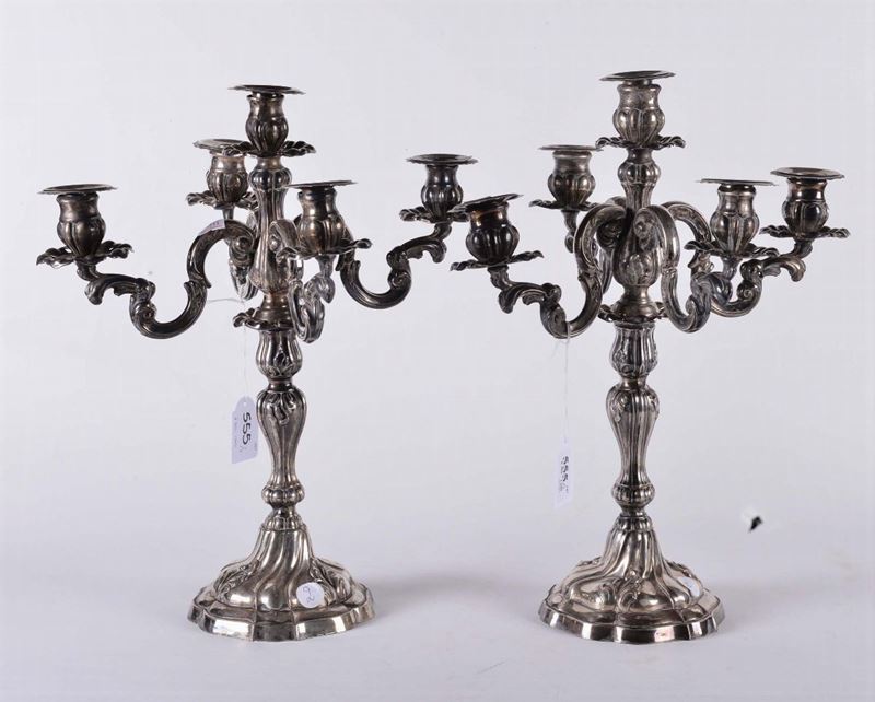 Coppia di candelabri in argento a cinque fiamme di gusto barocchetto genovese  - Asta Argenti e Gioielli Antichi e Contemporanei - Cambi Casa d'Aste