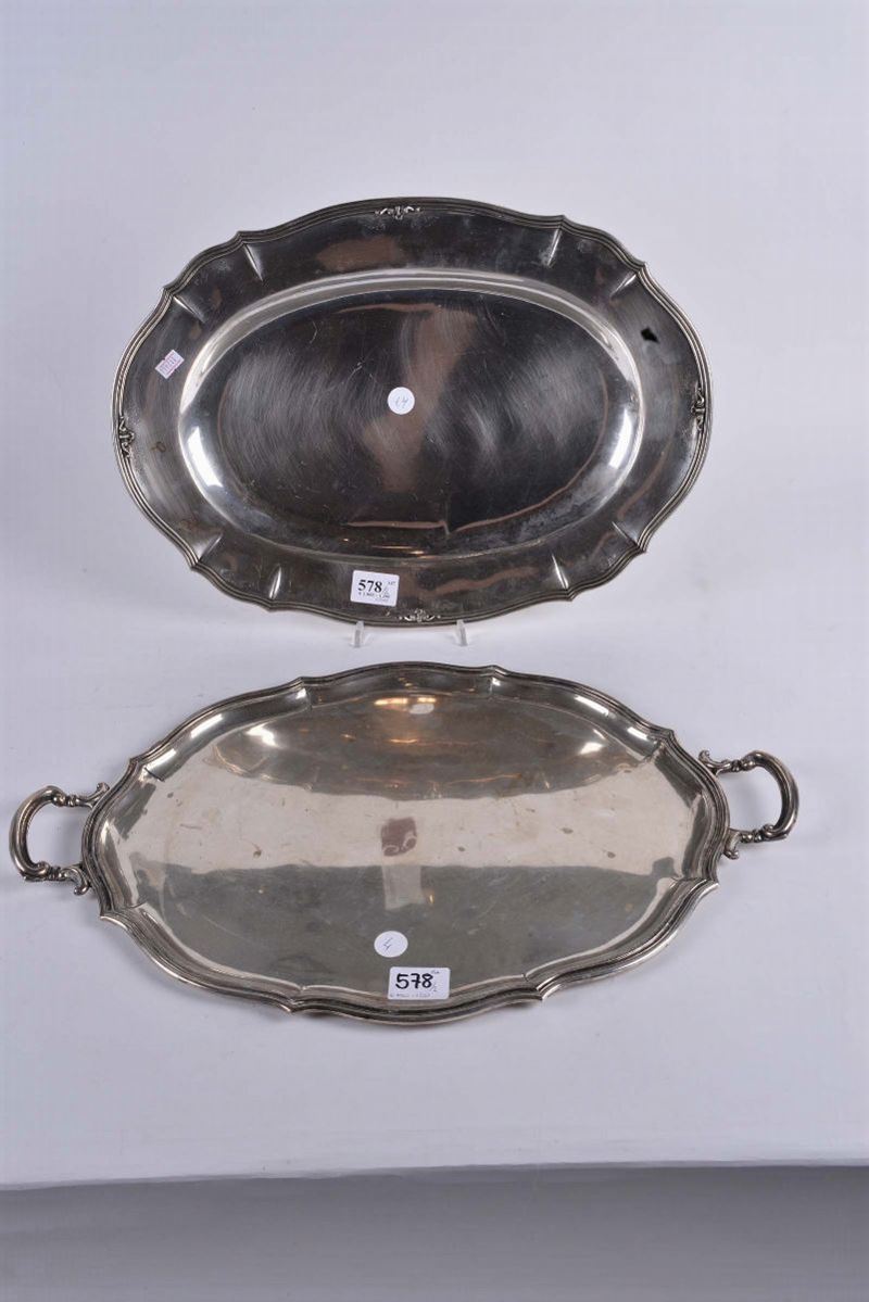 Due vassoi ovali sagomati, uno con manici  - Asta Argenti e Gioielli Antichi e Contemporanei - Cambi Casa d'Aste