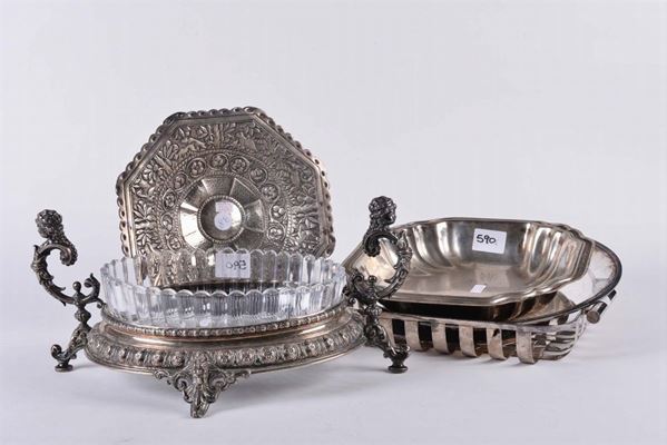 Lotto misto di piattini e centrotavola in argento